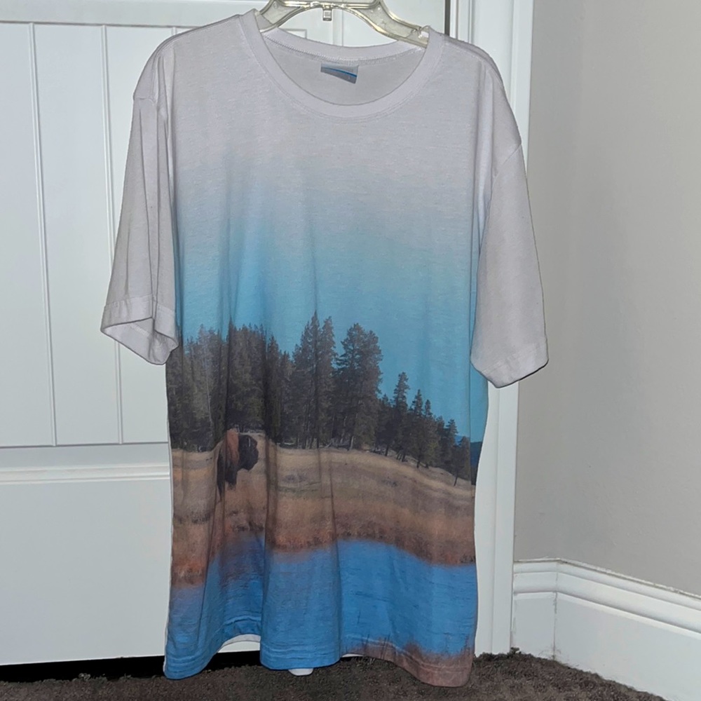 Large Columbia White Nature Design T Shirt